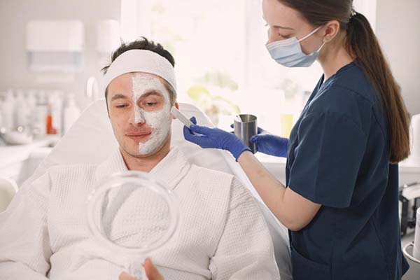 Hombre disfrutando de una limpieza facial profunda